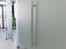 Uși și compartimentări din sticlă securizată – sistem Slim-Line