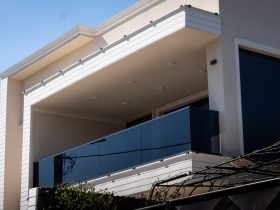 Balustradă din geam securizat-laminat în profile de aluminiu