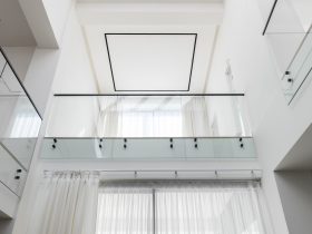Balustradă din geam securizat-laminat pe conectori punct